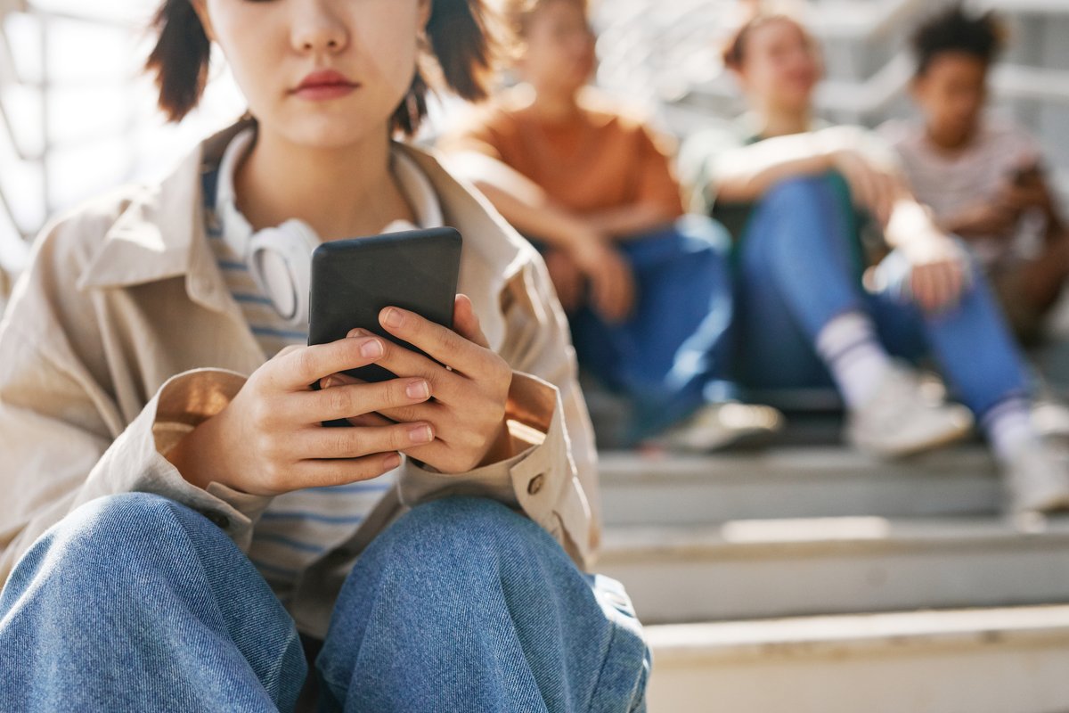 Exposure to violent content after acts of violence can deeply affect youth. Educators play a vital role in guiding students through tough times. Discover resources in ‘Mitigating Harm from Violent Visual Content’ to support your students: bit.ly/3UCvsH9 #SafeSchools