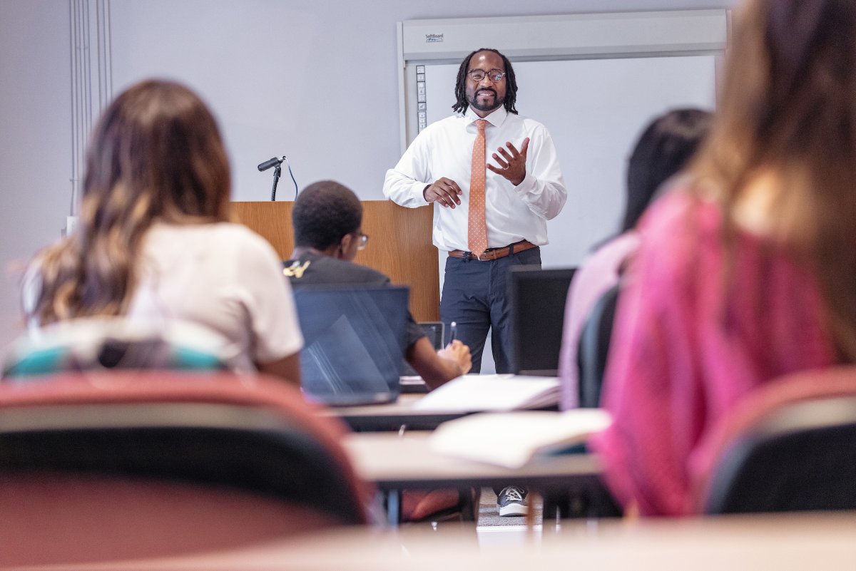 📣 UM's College of Education and Human Development will offer a Doctorate in Educational Leadership (Ed.D.) degree starting in the 2024-2025 academic year. Learn more → bit.ly/3wj8fQX 🔗 Be sure to follow @MontevalloGRAD for important updates. #YouBelongAtMontevallo