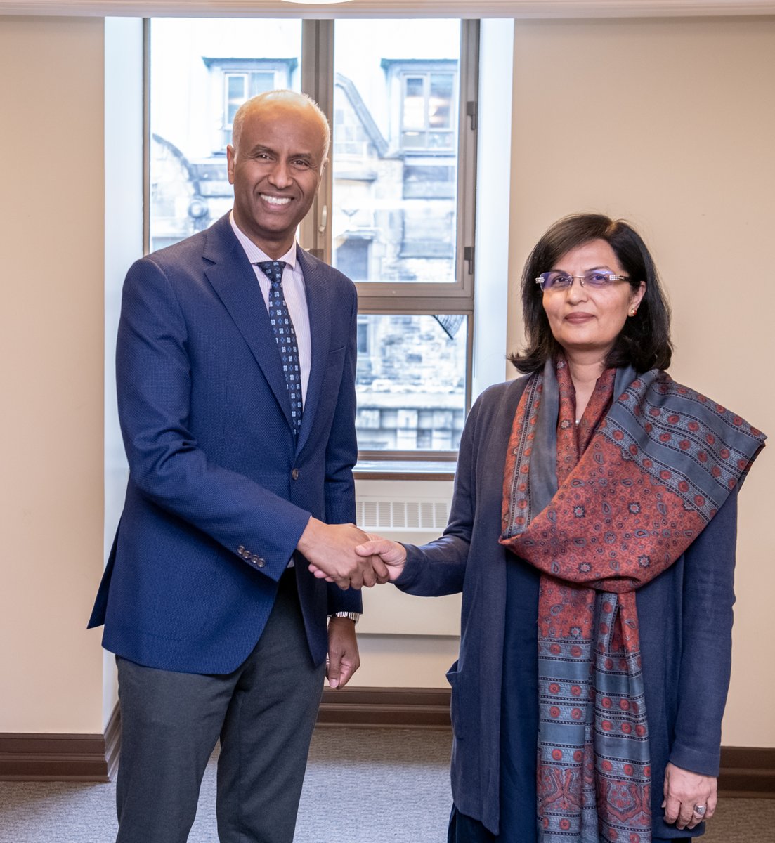 Hier, le min. Hussen a discuté avec la Dre @SaniaNishtar, directrice exécutive de Gavi, du solide partenariat entre le Canada et @Gavi. Gavi aide à vacciner plus de la moitié des enfants du monde dans 57 pays à faible revenu contre certaines des maladies les plus mortelles.