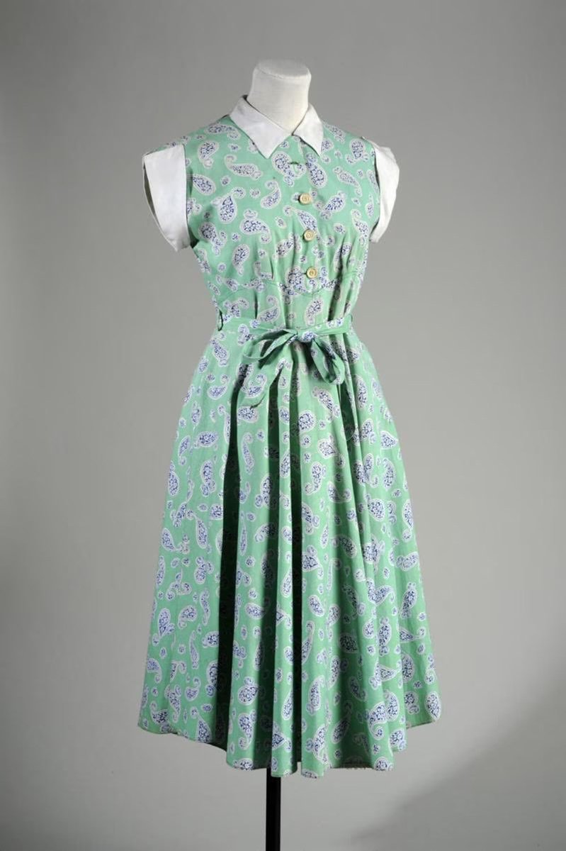 There is something beautifully optimistic about this homemade dress. Dating to 1947, it was created in a period still dominated by rationing and yet it has an eye to Parisian style with echoes of the fuller skirts and neat, contrasting details @LeedsMuseums #fashionhistory