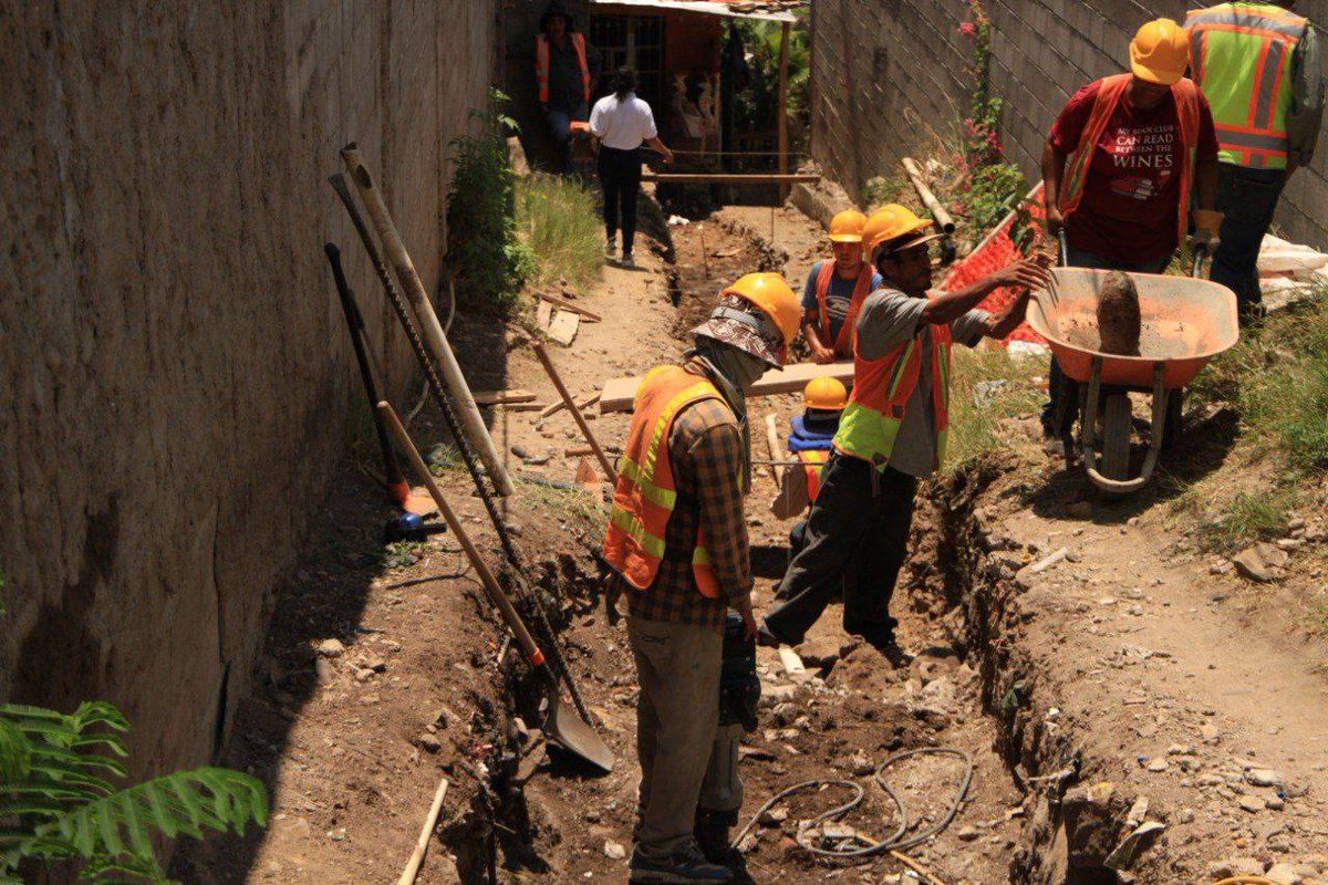 ¡Las obras de desarrollo y mitigación no paran en la capital! 

🏗️💧En conjunto con KfW, avanzamos en el proyecto de construcción de cunetas para aguas lluvias, aceras y gradas, en la colonia San Buenaventura. Con esto evitaremos inundaciones en este sector. ⭐️👷🏼‍♂️👷🏻