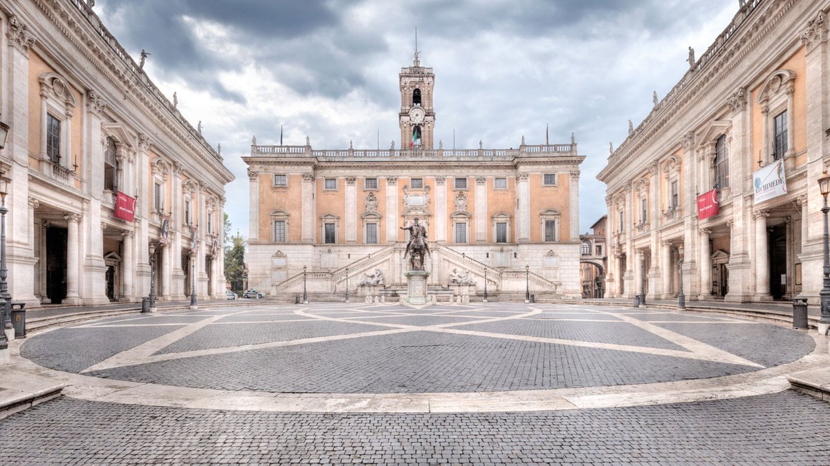 La Plaza del Campidoglio o Plaza del Capitolio está situada en la cima de la Colina Capitolina y es la primera plaza moderna que se diseñó en Roma.