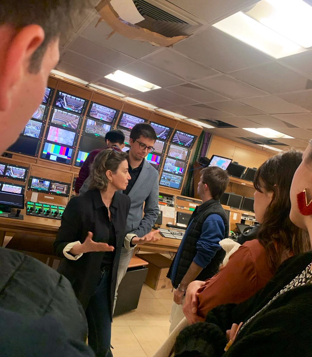toniaira's tweet image. Grup Parlamentari #Compolin (ben bé al complet) 🏛️ Amb la gran #dircom de can @congreso_diputados, Charo Rodríguez, de cicerone de luxe 💥 I amb algun retrobament amb avantpassat il·lustre 🥲