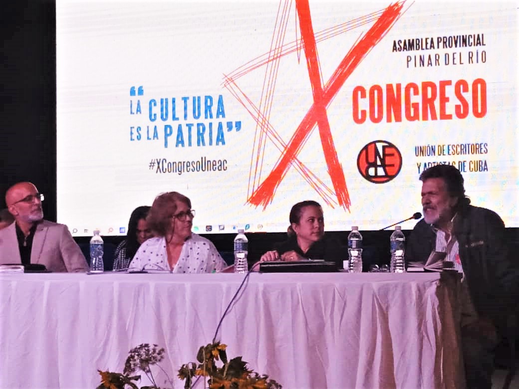 El intelectual @AbelPrieto11  reconoció en Asamblea #XCongresoUneac necesidad de afrontar de manera creativa obstáculos que enfrenta el arte pinareño. Enfatizó en el uso de redes sociales para mostrar diversidad cultural, a fin de contrarrestar campañas que se gestan contra Cuba.