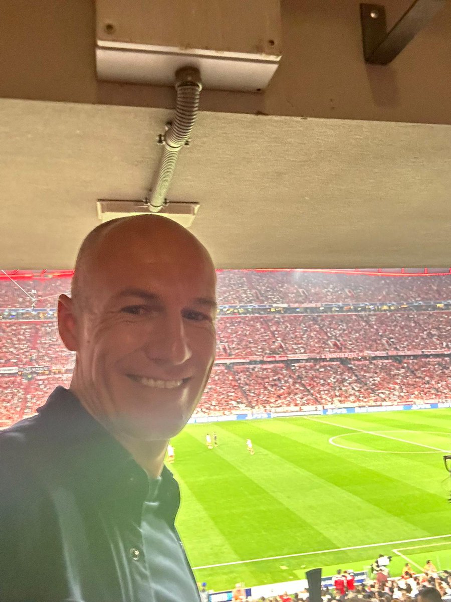 🤳 @ArjenRobben is in the house 🏟️

♦️ #FCBRMA 0-0 (22') ♦️