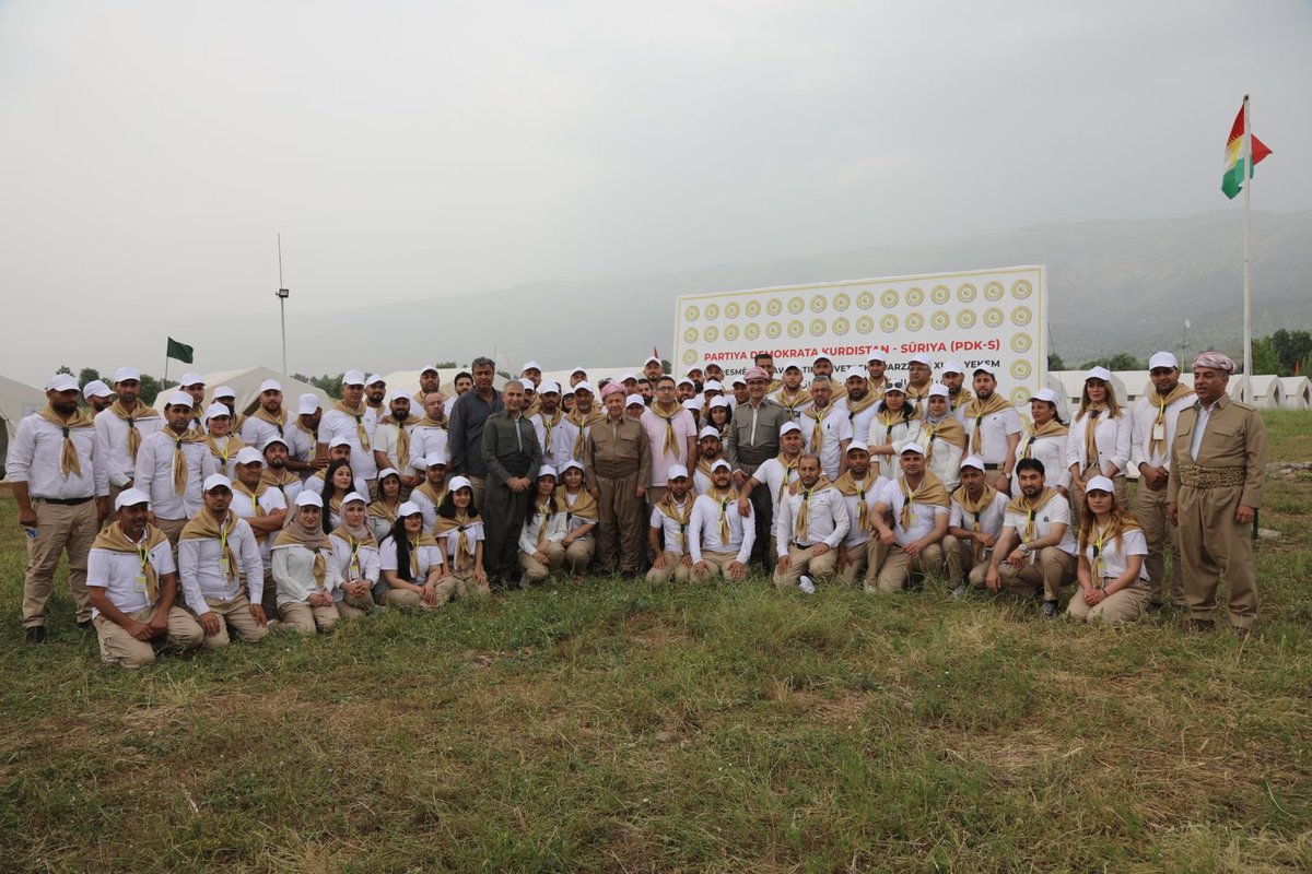 نقدم شكرنا وامتناننا للرئيس مسعود بارزاني وملا مصطفى بارزاني والأخ آزاد برواري على زيارتهم لمخيم البارزاني - الدورة الأولى الخاص بأعضاء وكوادر حزبنا في منطقة بارزان.