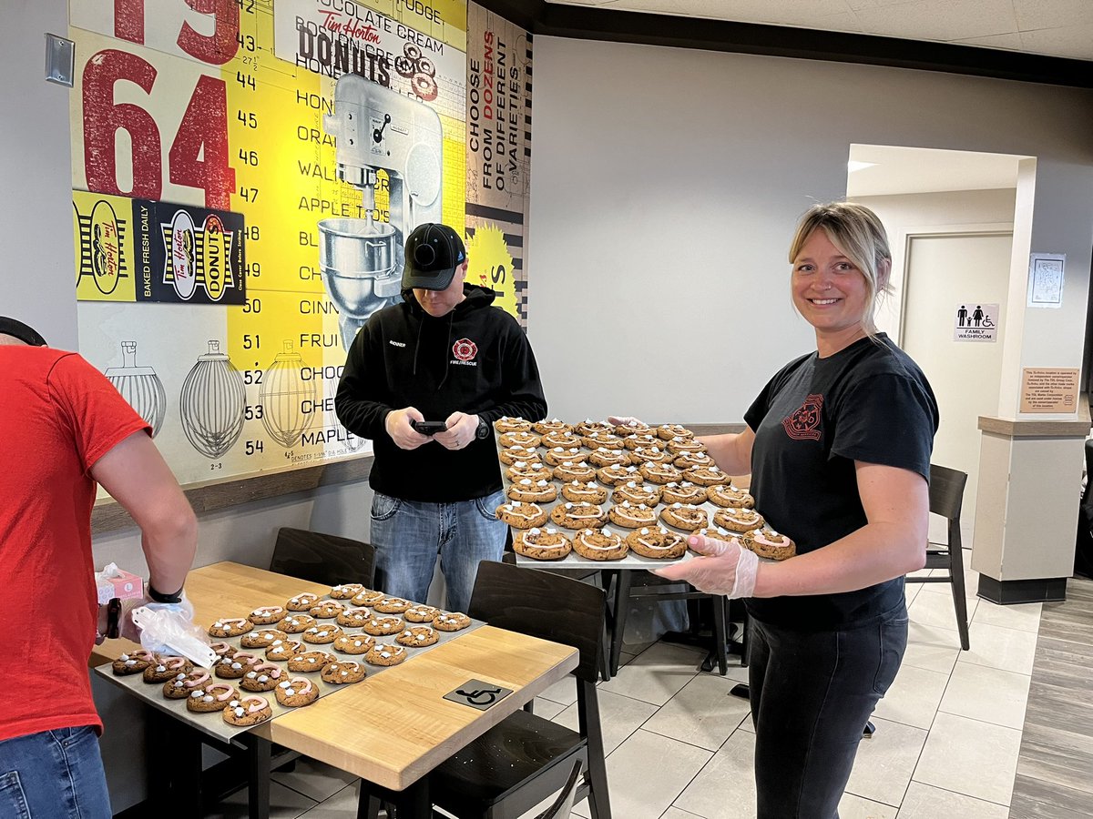 PCPFFA_L2307's tweet image. Our members decorating smile cookies this afternoon. @IAFFofficial @opffa @PortColborne #Engine1 #Local2307