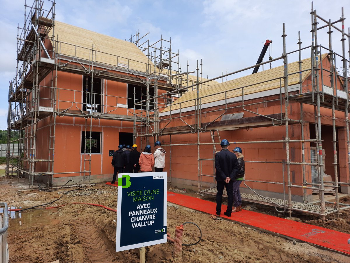 Mardi 30 avril, l'EPA Sénart et @Bouygues_Immo ont organisé la pose d’un panneau Wall'Up avec remplissage en béton de chanvre, dans l’une des 46 maisons individuelles en cours de construction à Moissy-Cramayel (77), dans le cadre de l’opération «Mycélium». urlz.fr/quwG