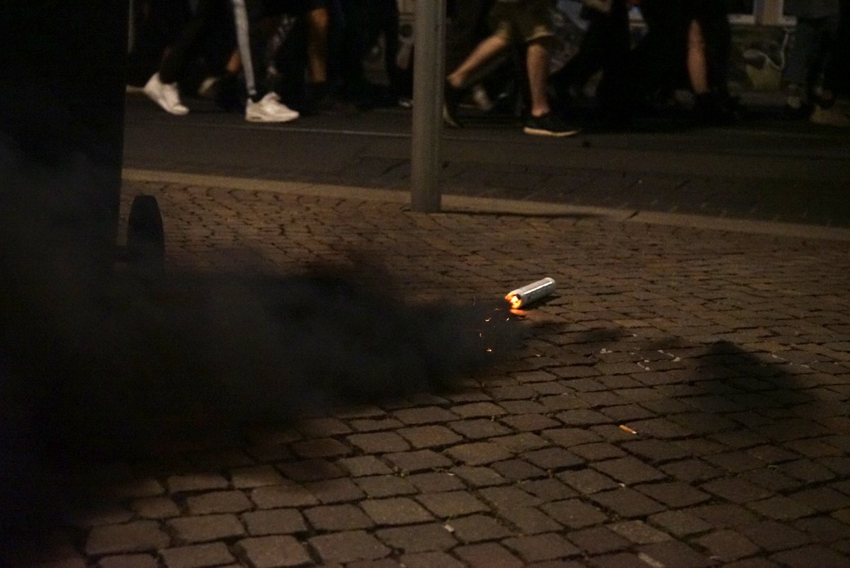 21:20  

Ein aus der Demo herausgerollter Rauchtopf wird laut Aussage von umstehenden Polizeibeamt*innen als Angriff auf ebendiese gewertet.

#le3004 #Leipzig