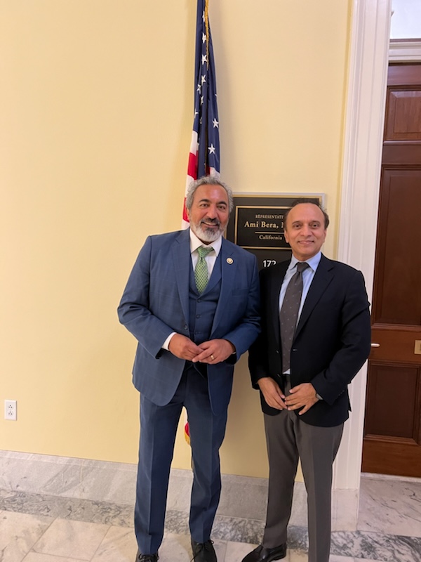 ASGE President-elect, Dr Prateek Sharma meets with U.S. Rep. Ami Bera on Capitol Hill to discuss the intersection of AI in healthcare. In sync with @RepBera that AI has the potential to transform patient care and improve outcomes! #GITwitter