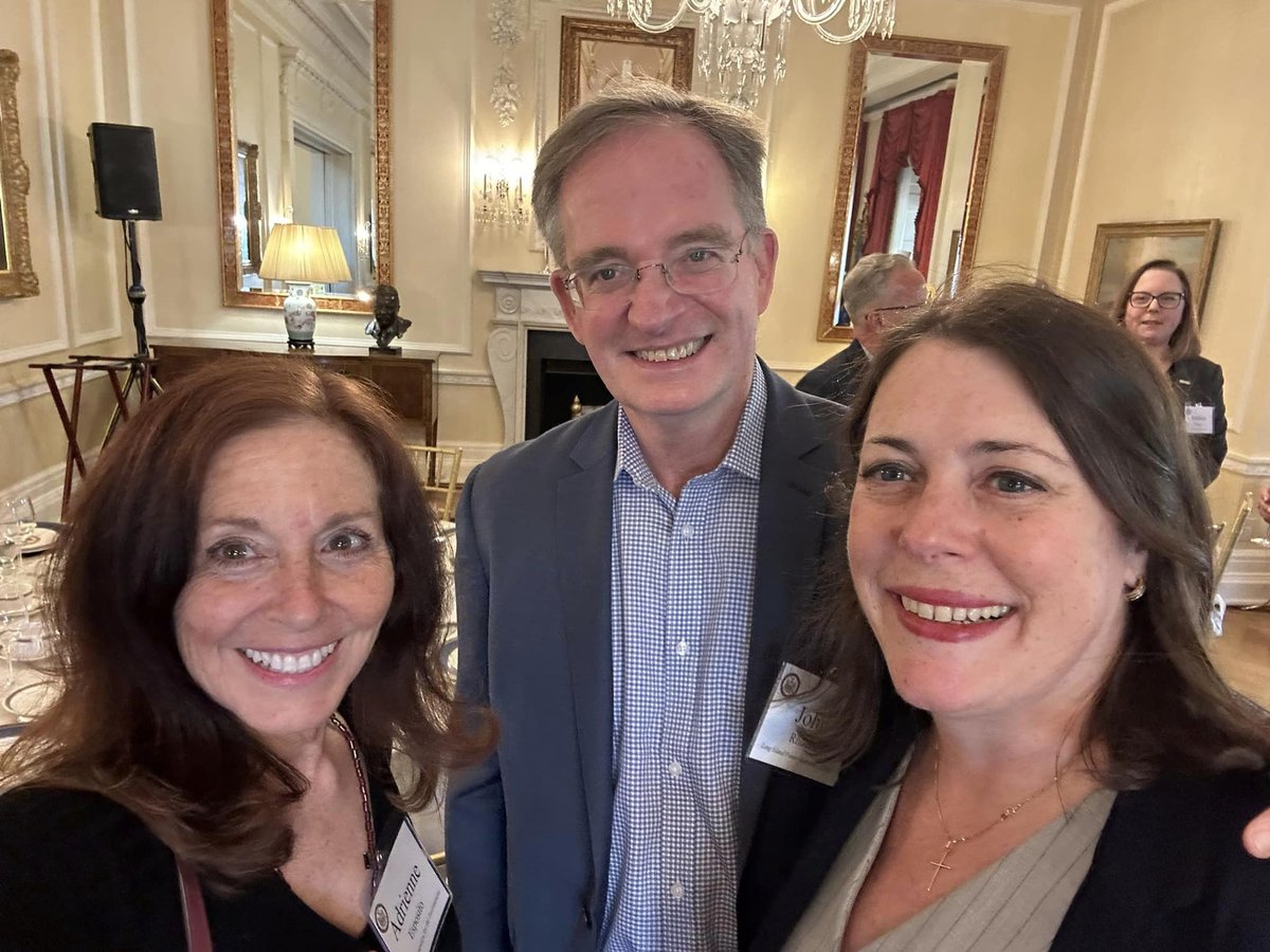 CCE's Adrienne Esposito had a grand time last evening as she attended dinner at the Executive Mansion with @GovKathyHochul where they had the opportunity to discuss important environmental issues. @nylcv @nature_ny @Sierraclubny #LIPA