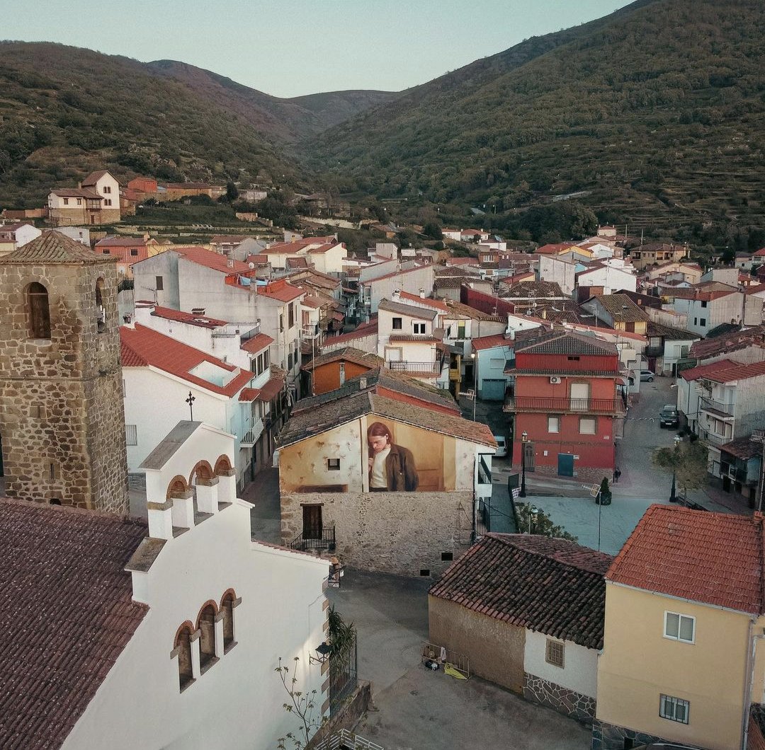 Mural de Elisa Capdevila en Gargantilla, provincia de Cáceres.