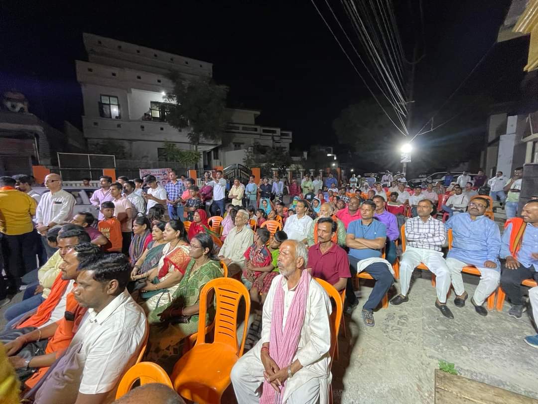 आज गोरखपुर शहर विधानसभा के बड़ग़ो में भारतीय जनता पार्टी द्वारा आयोजित नुक्कड़ सभा में महानगर अध्यक्ष श्री राजेश गुप्ता जी महापौर श्री मंगलेश श्रीवास्तव जी के साथ सम्मिलित हुआ एवं देवतुल्य जनता को संबोधित कर आगामी 1 जून को भारतीय जनता पार्टी के पक्ष में अधिक से अधिक मतदान की अपील