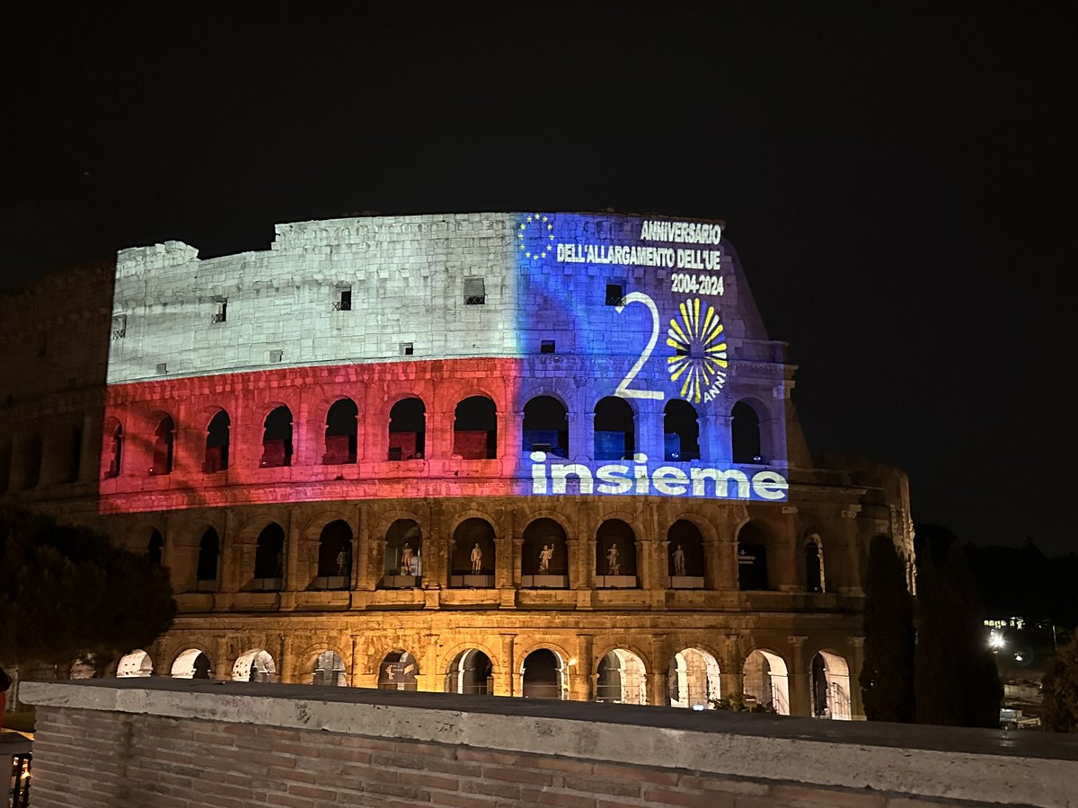 🇵🇱🇵🇱🇵🇱🇵🇱   Dzisiaj Koloseum 🇮🇹w kolorach biało-czerwonej flagi! W Rzymie świętujemy 20 lat Polski w UE 🇪🇺🇪🇺🇪🇺   To niezwykły widok!   #dobrzerazemwUE #PLUE20 @PolandMFA @PremierRP @donaldtusk  @sikorskiradek @MSZ_RP @adamSzlapka