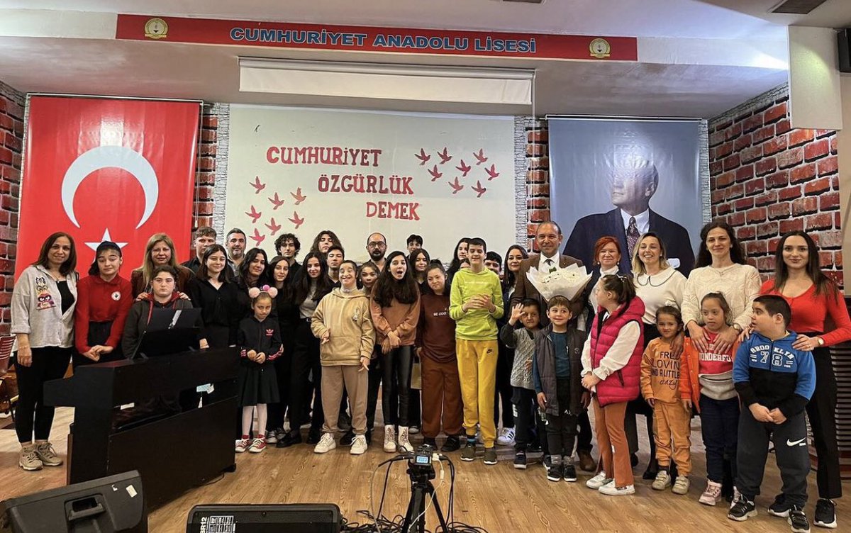 Yesilduzcee's tweet photo. Düzce Güzel Sanatlar Lisesi öğrencilerine ve öğretmenlerine ayrıca okul müdürü Nazmi BAL ‘ a bu güzel konser için teşekkür ediyoruz . 
@Hilalilhan87 @MebOrgm @ValiSelcukAslan @Yusuf__Tekin @duzce_mem @tcmeb @duzceozelegitimmeslekokulu https://t.co/ELXg24ne2G