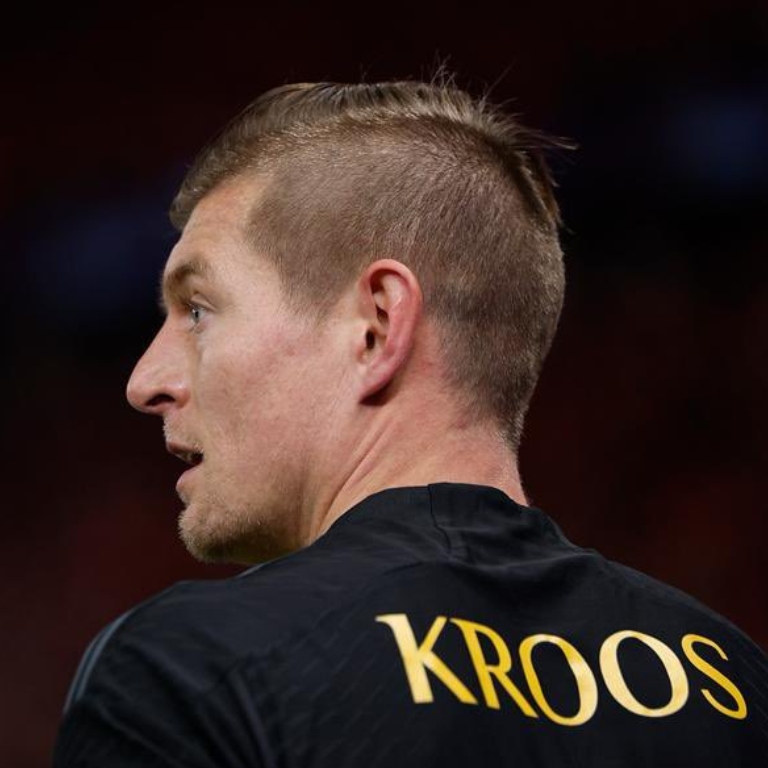 InvictosSomos's tweet image. Y el muy cabrón lo hace ver tan fácil. Afortunados de ser testigos de uno de los mejores mediocampistas de todos los tiempos. El motor. El organizador. El director de orquesta. El francotirador. DON ANTONIO KROOS.