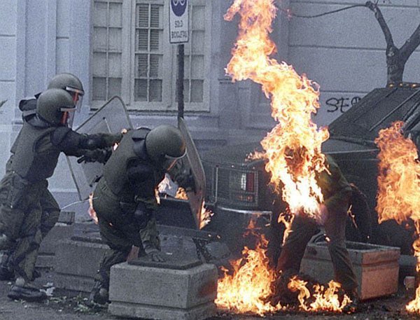 #NoOlvidamos que estos comunistas delincuentes octubristas querían quemar vivos a nuestros @Carabdechile