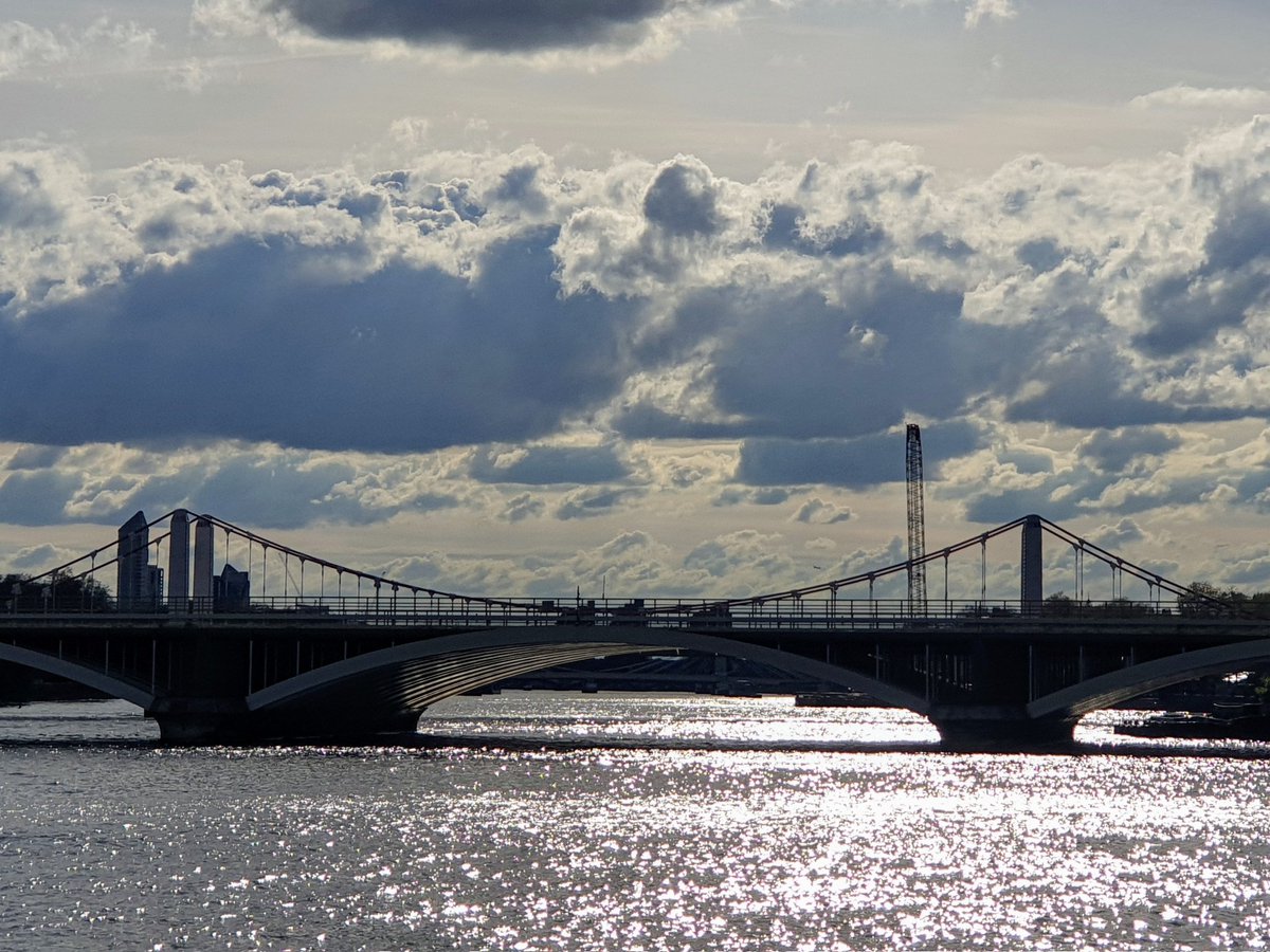 The silver Thames. View of Chelsea Bridge taken on Grosvenor Road. #riverthames #thamespath @RiverThames #thamesphotography #Chelseabridge #lifeinlondon