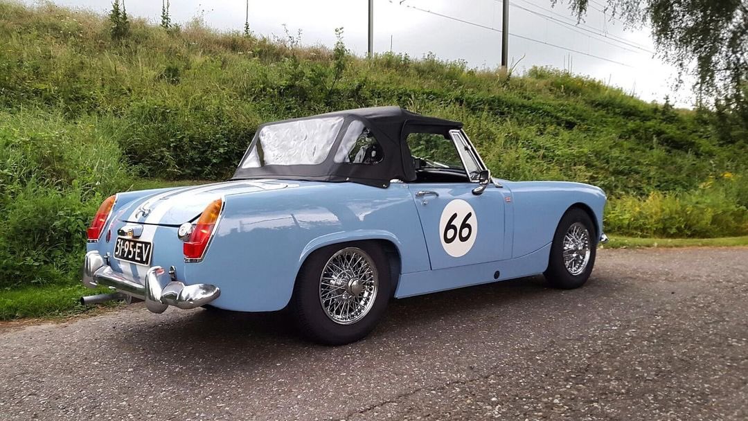 Some cars just have that 'X' factor in terms of colour, stance, appearance and vibe that really ticks all the boxes. That's definitely the case for the stunning 1966 Austin Healey Sprite of @mcmotorsport1 ! 😍

What a belter. And look at that roof fitment! ❤️

🇬🇧🛞🏁