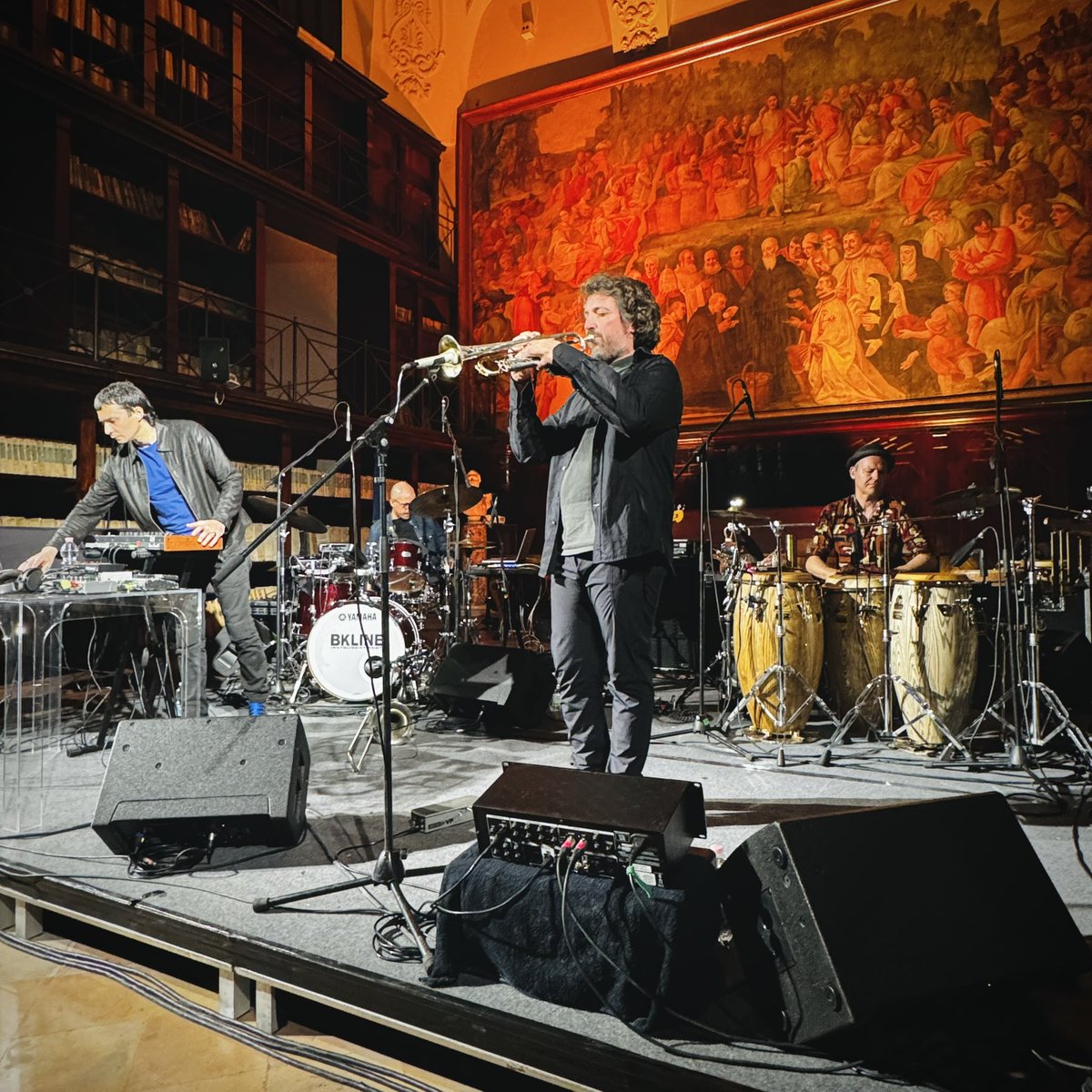 L’arte incontra l’arte.

Inizia la straordinaria performance di Gianluca Petrella nella nostra Sala Filangieri che fa da magnifica cornice. 
La musica nella #casadellestorie
<a href="/ComuneNapoli/">Comune di Napoli</a>