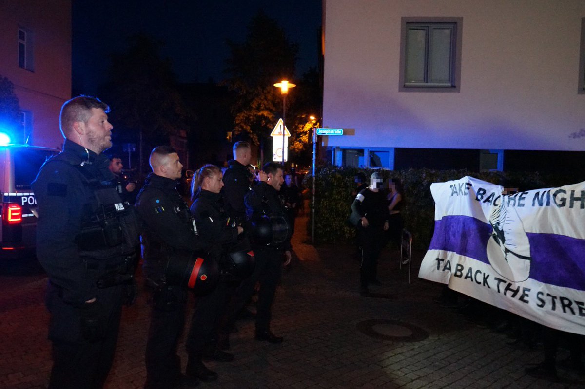 21:25

Auf Höhe Josephstr./Schillingstr. wird die Demonstration erneut aufgrund von Vermummung aufgestoppt.

#le3004 #Leipzig