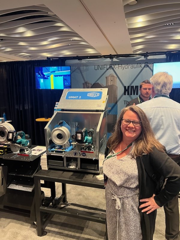 Last month, I posted about this portable #hydraulic hose service workshop from Uniflex, which they say is the smallest hose assembly workshop yet. Seeing it in person here at <a href="/nahad/">nahad berenji</a>, little old me can certainly attest to its compact design. 
hoseassemblytips.com/portable-hydra…