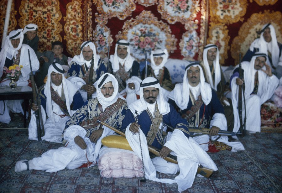Armed Bedouin Beni Sakhr chiefs await their king’s visit in Jordan, December 1964. 🇯🇴

📷: Luis Marden | National Geographic