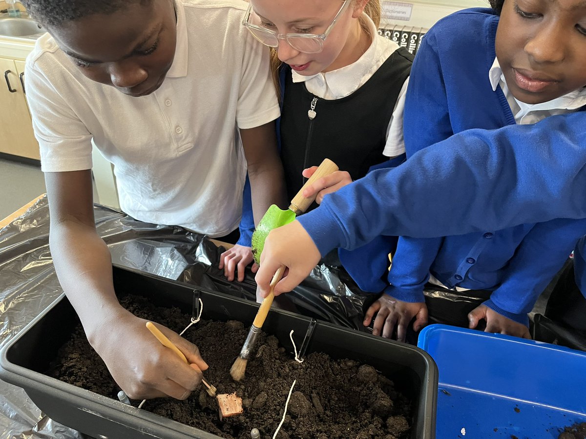 mrs_apps4's tweet image. Today P5/6 took part in an archeological ‘dig’ to start off their #GSCLearninglab topic, Castle CSI. As we worked through the layers we found pottery, fossils and even a bone! 🏺🦴🔍 We had so munch fun! @saracenprimary @gsc1