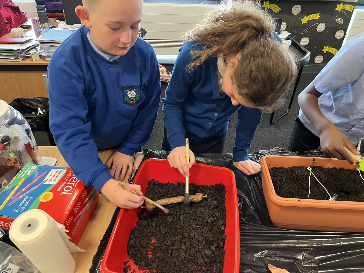 mrs_apps4's tweet image. Today P5/6 took part in an archeological ‘dig’ to start off their #GSCLearninglab topic, Castle CSI. As we worked through the layers we found pottery, fossils and even a bone! 🏺🦴🔍 We had so munch fun! @saracenprimary @gsc1