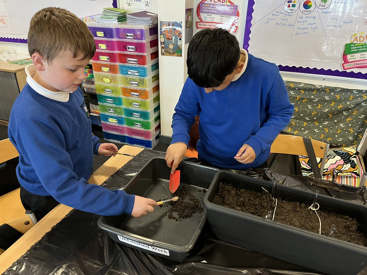 mrs_apps4's tweet image. Today P5/6 took part in an archeological ‘dig’ to start off their #GSCLearninglab topic, Castle CSI. As we worked through the layers we found pottery, fossils and even a bone! 🏺🦴🔍 We had so munch fun! @saracenprimary @gsc1