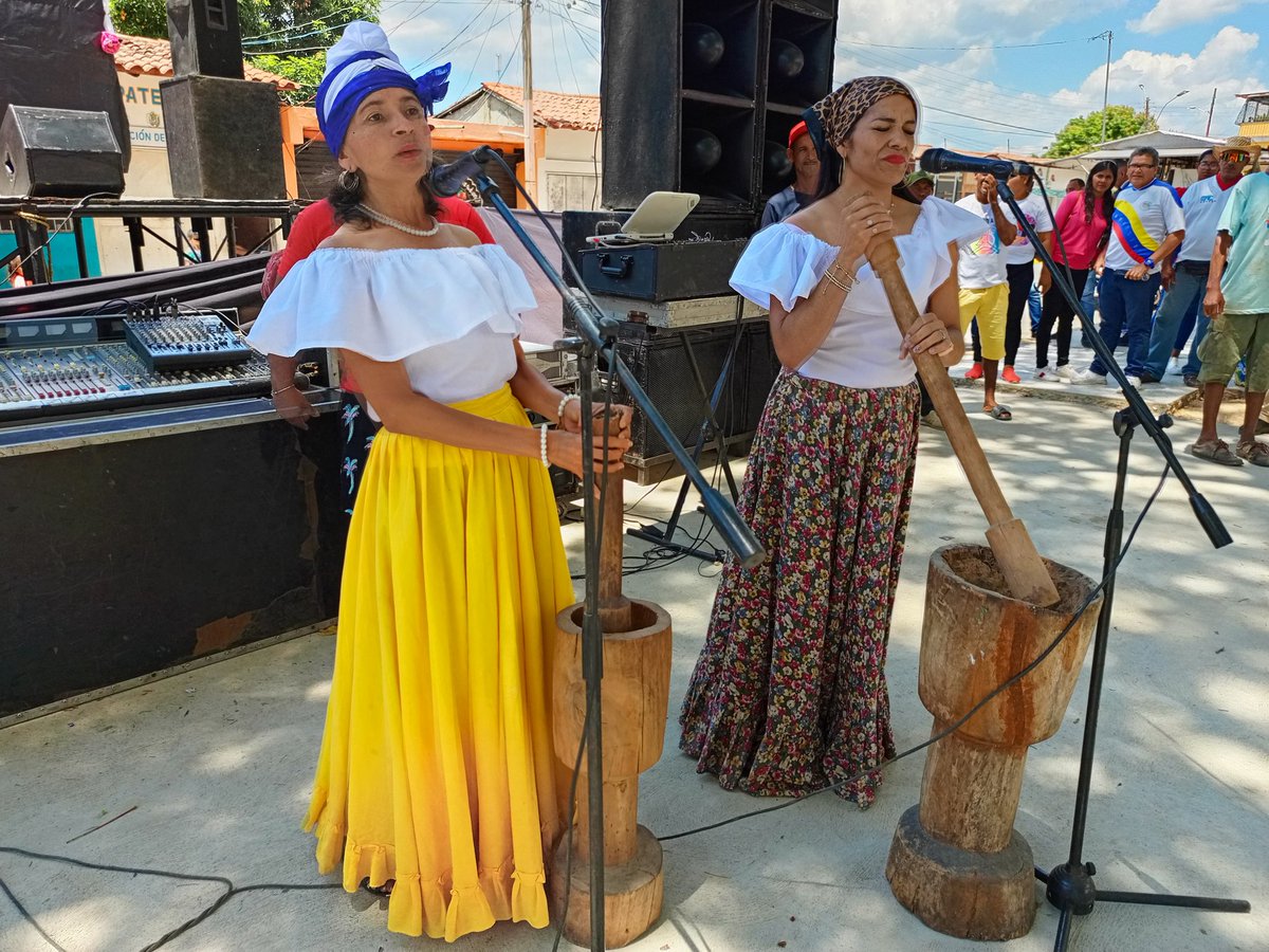 Con gran colorido y creatividad, se realizó el tradicional Baile de Burriquitas y Cantos de Pilón, por parte de los estudiantes y personal que labora en las diferentes Instituciones Educativas del Municipio Ribero. 
#SomosPuebloUnido
#SomosCultura
@NicolasMaduro
@_Laavanzadora