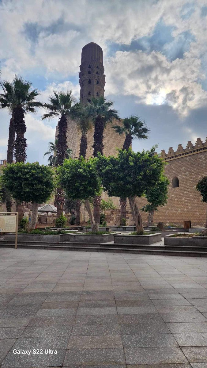 The old minaret of elhakem mosque early today morning …. Old #cairo #egypt 
#myphotography
#Travel 
#streetphotography