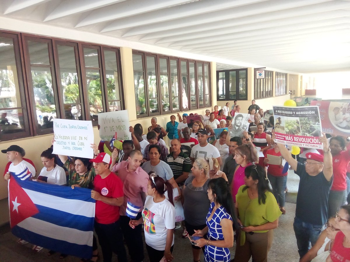 Desde hoy los estudiantes y trabajadores de la @UniversidadPCC estamos de celebración esperando el #1Mayo la fiesta de los trabajadores cubanos 🎉👩🏻‍🏫.
#PorCubaJuntoCreamos 🇨🇺🥰✊🏻