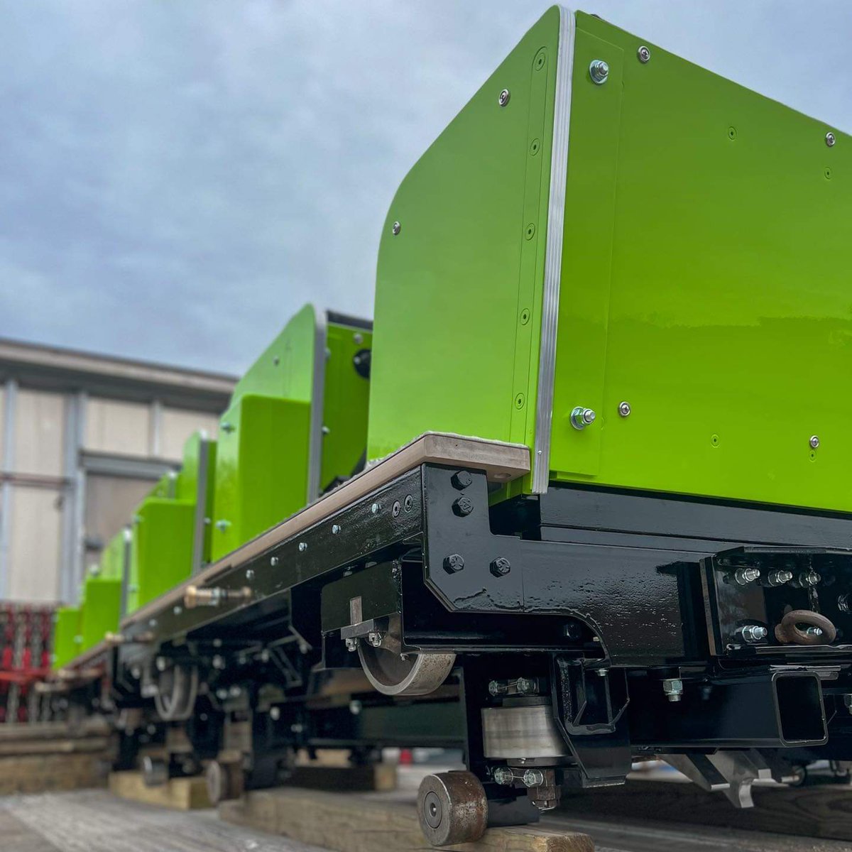 coasterchitchat's tweet photo. Boulder Dash's train has returned to @LakeCompounce from Philadelphia Toboggan Coasters, Inc.! The rebuilt train is now sporting a bright new Funky Frog Green color!

📸 Lake Compounce

#lakecompounce #ptc #ptci #philadelphiatoboggancoasters #coasterchitchat #connecticut https://t.co/rmK2ZEjed1