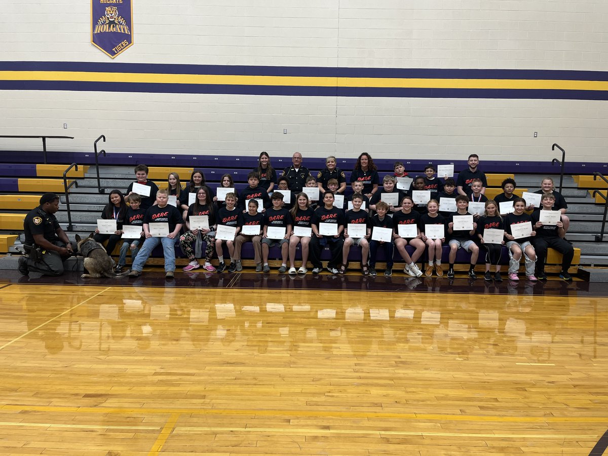 HolgateSchools's tweet image. Congratulations fifth grade students on your D.A.R.E. graduation!  Sophia Landa and Bryce Kobilis shared their essays during the ceremony.  Deputy Ferguson and Sheriff Bodenbender also spoke.  Thank you, Henry County Sheriff's Office for offering this service to our students!