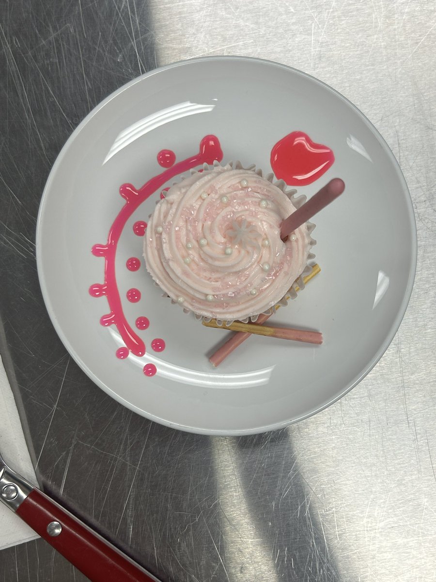 Great job to <a href="/J_RileyEdwards/">Jennifer Riley-Edwards</a> and her EBA Culinary students on this year’s cupcake wars!! #ebaproud #chiefkhspride which one would you want to taste??