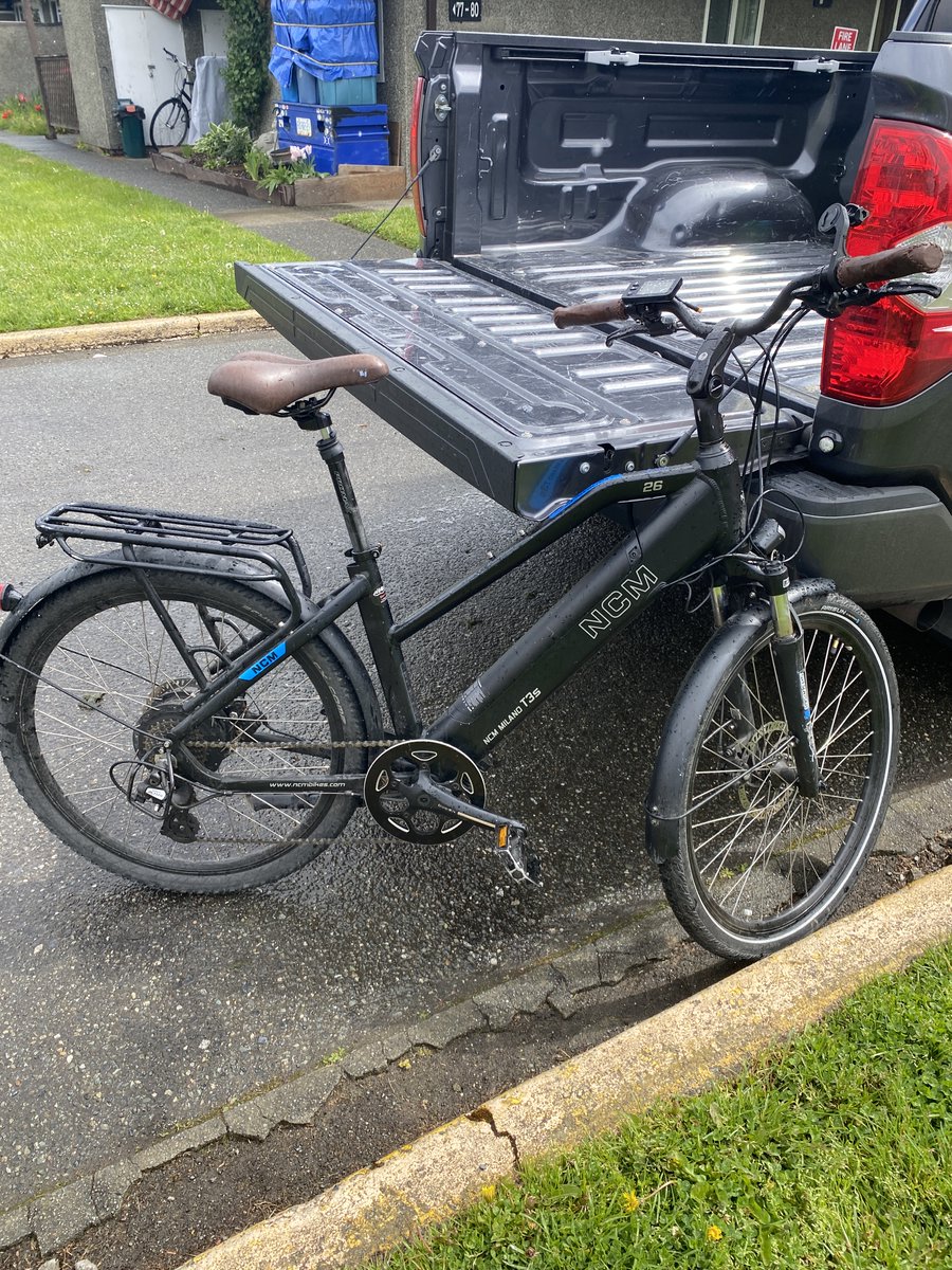 Is this your e-bike? A community member reported it abandoned near the Selkirk Waterfront area this morning. If it belongs to you pls call the E-Comm non-emergency line at 250-995-7654 & provide file # 24-14748. We'd love to reunite this bike with its owner(s)! #yyj