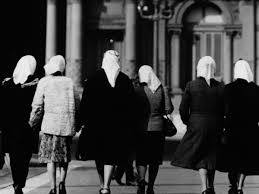 PRIMERA RONDA DE LAS MADRES DE PLAZA DE MAYO Hoy se cumplen 47 años de esa primera ronda, en la que participaron 14 mujeres, todas ellas madres de desaparecidxs por la dictadura militar.