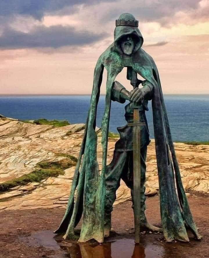 Gallos is an 8-foot-tall (2.4 m) bronze sculpture by Rubin Eynon located at Tintagel Castle, a medieval fortification located on the peninsula of Tintagel Island adjacent to the village of Tintagel (Trevena), North Cornwall, in the United Kingdom.
He's super cool 😎