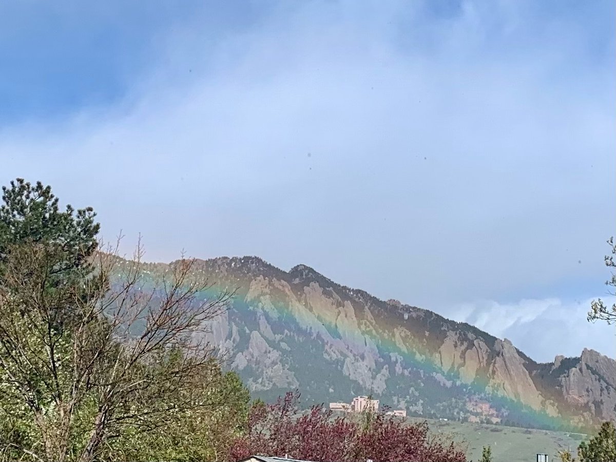 A rare morning rainbow obscuring the Flatirons in Boulder! Do early-day rainbows really foreshadow rain? Sometimes --> bouldercast.com/fact-or-fictio… #COwx #Boulderwx #Boulder 📸: Sandy D.