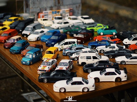 オルモダスケール公式です。
昨年、OLDvsMODERN会場内で開催したOLDvsMODERN MODELCAR Meetですが、好評につき第二回も開催を計画しております！
今回からメインテーマ(90'sVIP)とサブテーマ(ヘラフラッシュ)を設けてそれぞれジオラマ形式での展示を考えております。

続く↓