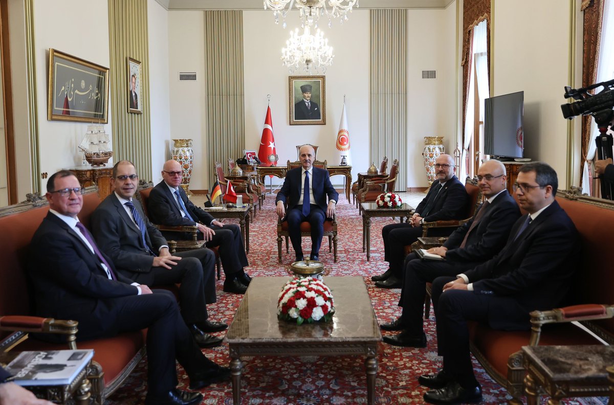 Türkiye Büyük Millet Meclisi Başkanımız @NumanKurtulmus, Alman Federal Meclisi Eski Başkanı ve Konrad- Adenauer Vakfı Başkanı Norbert Lammert’i Mecliste kabul etti.
