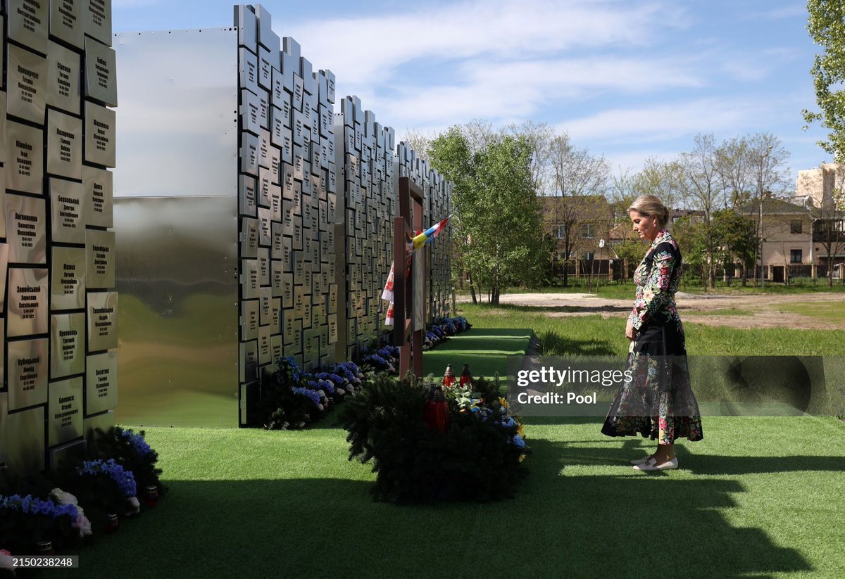 🇺🇦 Yesterday, The Duchess of Edinburgh visited Ukraine becoming the first member of the Royal Family to visit since the conflict with Russia began. HRH paid her respects to those who lost their lives in Bucha by visiting the 'Road to Life'.