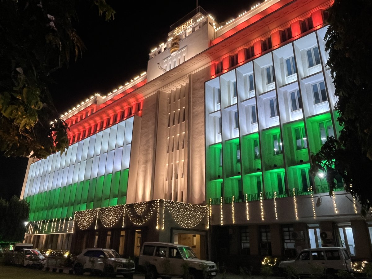 Maharashtra Mantralaya and New Administrative Building at Churchgate, Mumbai right now at the Eve of Maharashtra Divas 🫡🚩