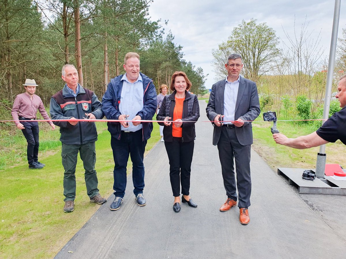 Neuer #Radweg an der L20 schließt die Lücke im #Radwegenetz zwischen #Oranienburg und Berlin. „Wir wollen, dass die Menschen bis zum Jahr 2030 nicht mehr 11, sondern 20 Prozent der Wege mit dem Fahrrad zurücklegen“, sagt Staatssekretär Uwe Schüler: mil.brandenburg.de/mil/de/presse/…