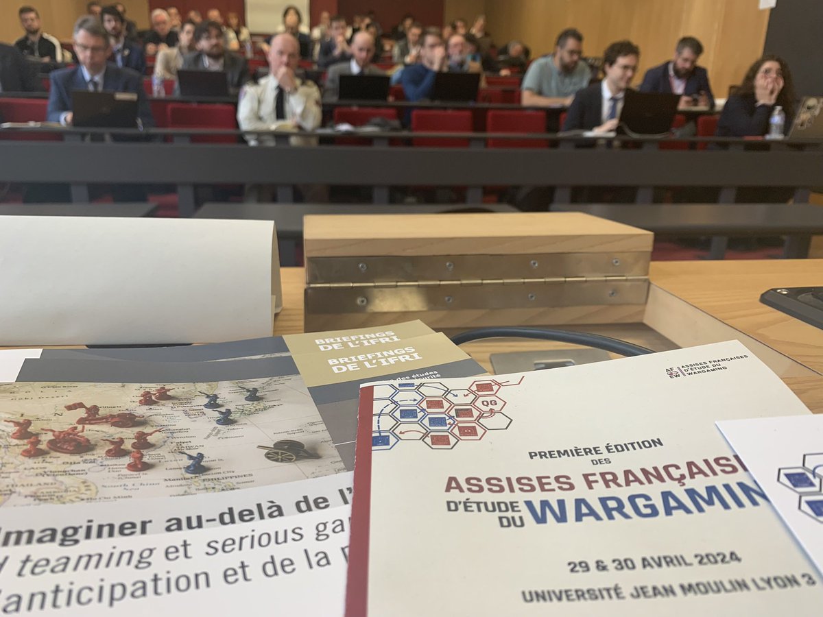 Ravie d’avoir participé aux premières assises françaises d’étude du #wargaming organisées par l’<a href="/IESD_Lyon3/">Institut d'Études de Stratégie et de Défense</a> ! L’occasion de présenter des réflexions en cours à <a href="/IFRI_/">Institut français des relations internationales</a> sur les nouvelles méthodes d’anticipation et de prospective, et de fédérer une communauté 🇫🇷 autour des wargames.