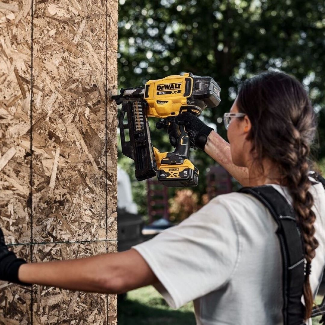 Lightweight ✔️ Cordless ✔️ Fast and Efficient ✔️ Safe to say DEWALT® nailed it with their latest innovations. See how the new flywheel in these next-generation framing nailers helps the pros work quickly on the jobsite > sbdinc.me/3UCoEJu