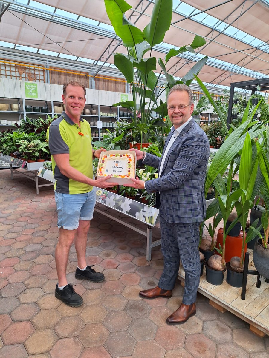 Vandaag met accountmanager Rens Kralt even Tuincentrum de Mooij in het zonnetje gezet. 25 jaar al weer een vaste waarde in Rijnsburg. Gefeliciteerd Henk-Jan de Mooij en familie met dit jubileum!