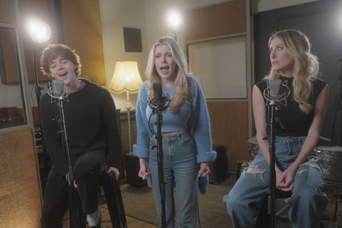 Exclusive: Watch Next to Normal stars Jack Wolfe, Eleanor Worthington-Cox and Caissie Levy perform 'Superboy and the Invisible Girl' whatsonstage.com/news/next-to-n…