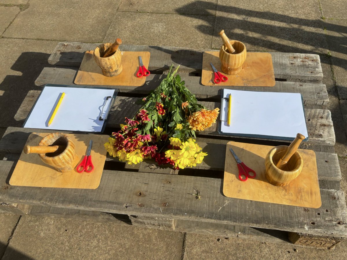 Perfume making station! The children have loved cutting the flowers up and mixing the ingredients together. They collected some dandelions to add as well. We wrote down what we used so our friends could make some too 🌺 #eyfs #earlyyears